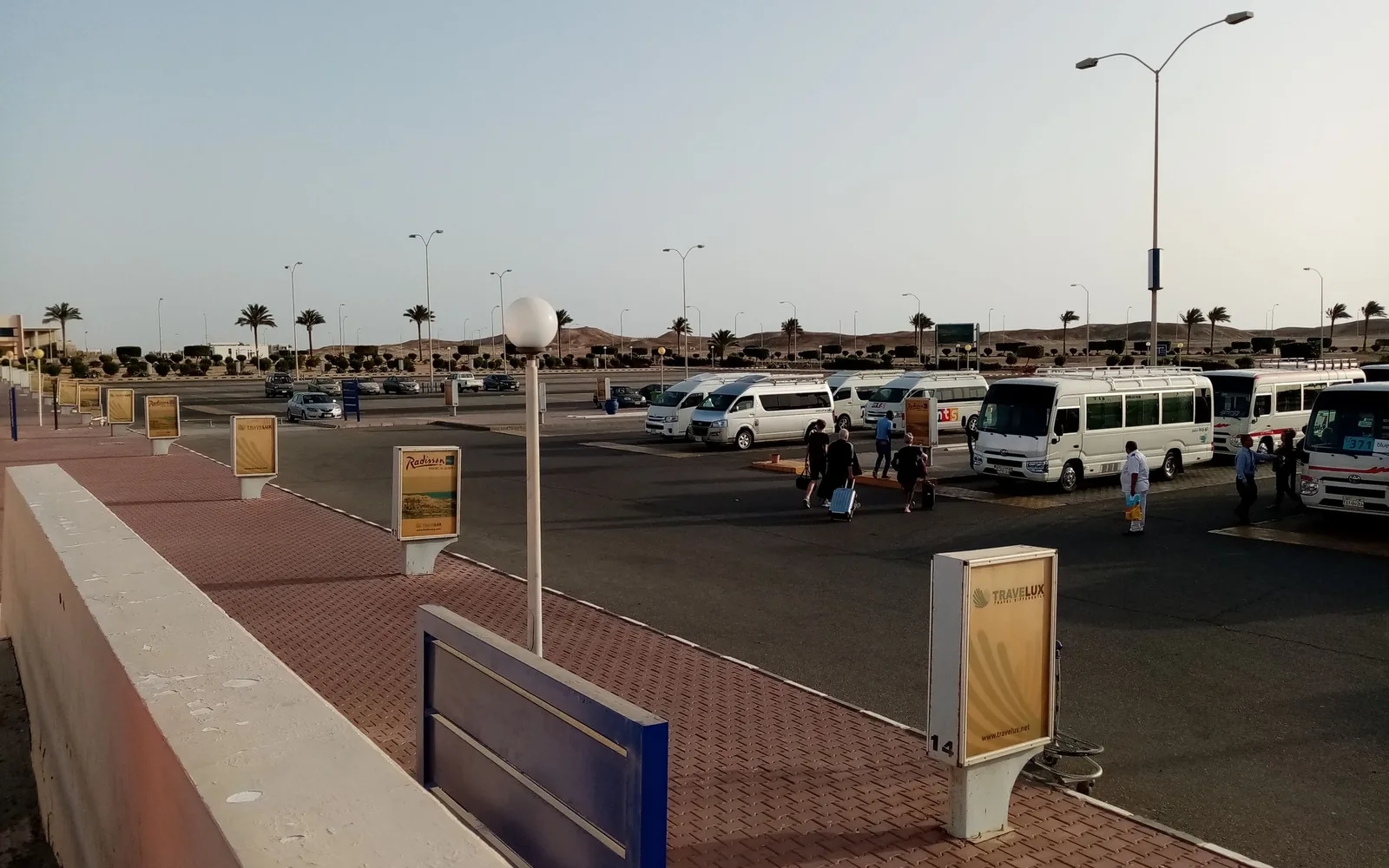 Terminal und Parkplatz am Flughafen Marsa Alam